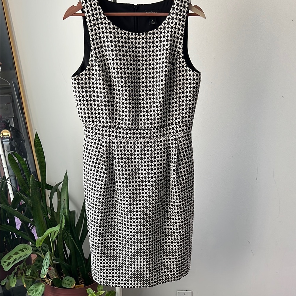 WHITE HOUSE BLACK MARKET Elegant Black and White brocade Patterned Dress 8